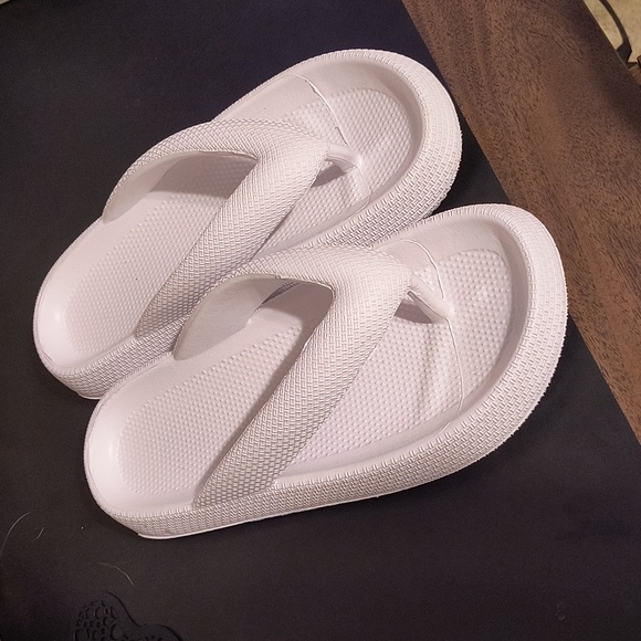 White sandals - Picture 3 of 5